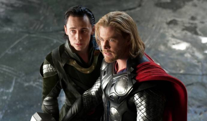 Tom Hiddleston (Loki) en Chris Hemsworth (Thor)