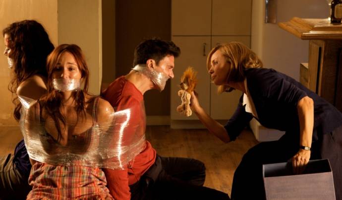 Lisa Marcos (Julie Ross), Deborah Ann Woll (Lydia Koffin), Shawn Ashmore (George Barnum) en Rebecca De Mornay (Mother)