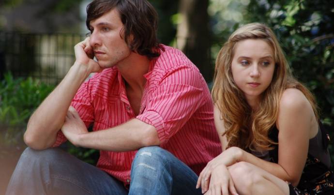 Pablo Schreiber (Charlie) en Zoe Kazan (Mary Catherine)