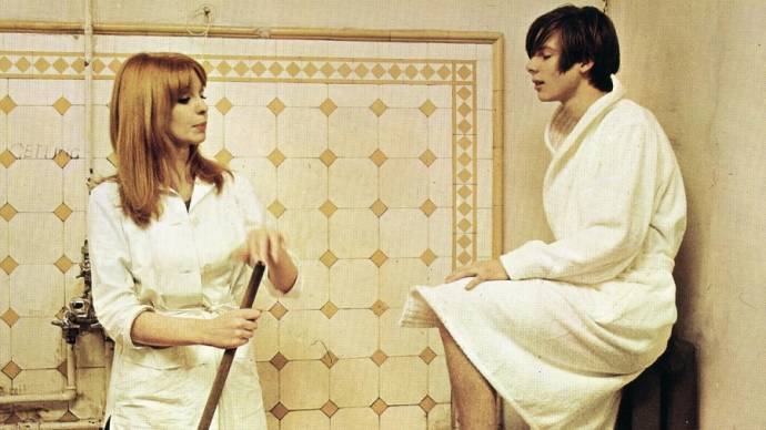 Jane Asher (Susan) en John Moulder-Brown (Michael 'Mike')