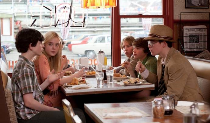 Zach Mills, Elle Fanning, Riley Griffiths, Ryan Lee, Joel Courtney (Joe Lamb) en Gabriel Basso