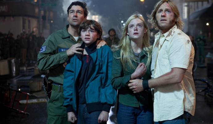 Kyle Chandler (Deputy Lamb), Joel Courtney (Joe Lamb), Elle Fanning en Ron Eldard