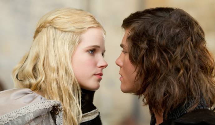 Gabriella Wilde (Constance) en Logan Lerman (D'Artagnan)