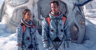 Halle Berry en Patrick Wilson in Moonfall