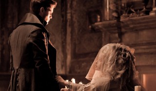 Jeremy Irvine en Helena Bonham Carter in Great Expectations