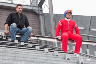 Hugh Jackman en Taron Egerton in Eddie the Eagle