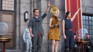 Josh Hutcherson, Tiffany Waxler en Jennifer Lawrence in The Hunger Games: Catching Fire