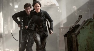 Liam Hemsworth en Jennifer Lawrence in The Hunger Games: Mockingjay - Part 1