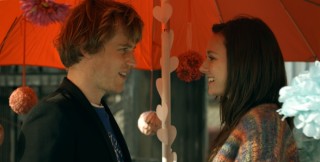 Johnny Flynn en Lydia Wilson in Love Is Thicker Than Water