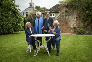 Maggie Smith, Joan Plowright, Eileen Atkins en Judi Dench in Tea with the Dames