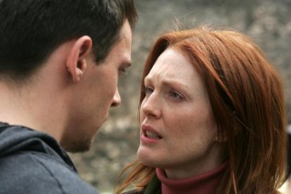 Julianne Moore en Jonathan Rhys-Meyers in Shelter