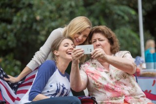 Jennifer Aniston, Kate Hudson en Margo Martindale in Mother's Day