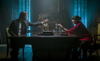 Keanu Reeves en Anjelica Huston in John Wick 3: Parabellum