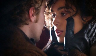 Aaron Johnson en Keira Knightley in Anna Karenina