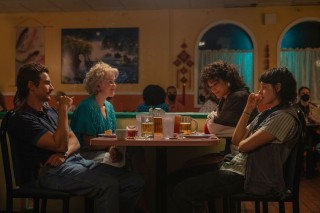 Dave Franco, Jena Malone, Katy M. O'Brian en Kristen Stewart in Love Lies Bleeding