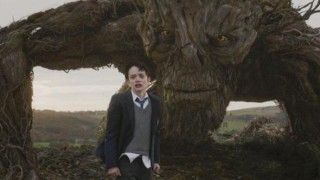 Lewis MacDougall en Liam Neeson in A Monster Calls