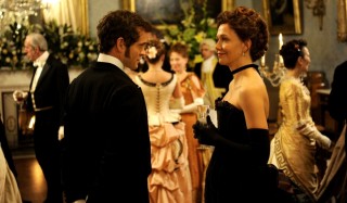 Hugh Dancy en Maggie Gyllenhaal in Hysteria