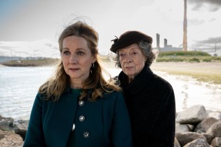 Laura Linney en Maggie Smith in The Miracle Club