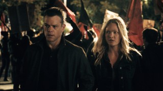 Matt Damon en Julia Stiles in Jason Bourne