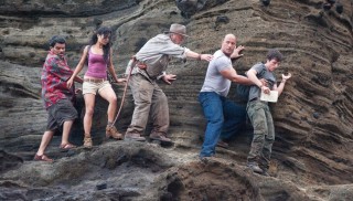 Luis Guzman, Vanessa Hudgens, Michael Caine, Dwayne Johnson en Josh Hutcherson in Journey 2: The Mysterious Island