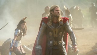 Natalie Portman en Chris Hemsworth in Thor: The Dark World