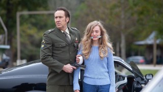 Nicolas Cage en Emily Marie Palmer in Grand Isle