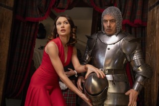 Olga Kurylenko en Rowan Atkinson in Johnny English Strikes Again