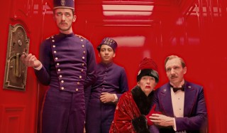 Paul Schlase, Tony Revolori, Tilda Swinton en Ralph Fiennes in The Grand Budapest Hotel