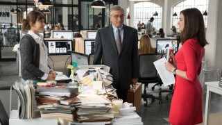 Robert De Niro en Anne Hathaway in The Intern