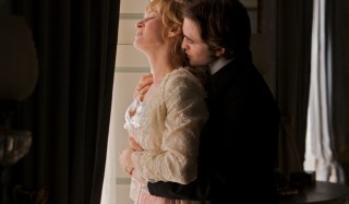 Uma Thurman en Robert Pattinson in Bel Ami