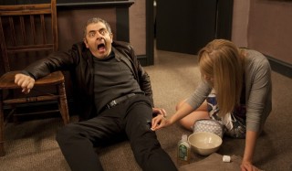 Rowan Atkinson en Gillian Anderson in Johnny English Reborn