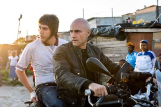 Sacha Baron Cohen en Mark Strong in Grimsby