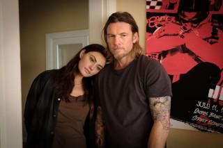 Phoebe Tonkin en Sam Worthington in Transfusion