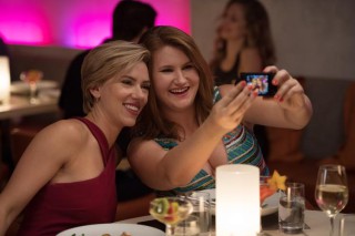 Scarlett Johansson en Jillian Bell in Girls Night Out