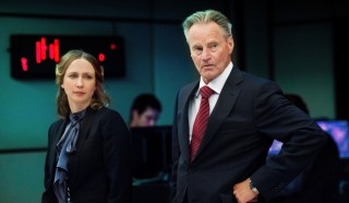 Vera Farmiga en Sam Shepard in Safe House