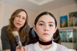 Vera Farmiga en Isabelle Fuhrman in Orphan