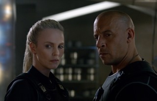 Charlize Theron en Vin Diesel in Fast & Furious 8