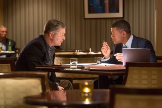 Alec Baldwin en Will Smith in Concussion