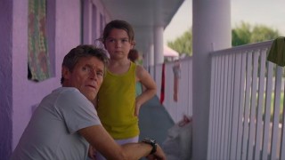 Willem Dafoe en Brooklynn Prince in The Florida Project