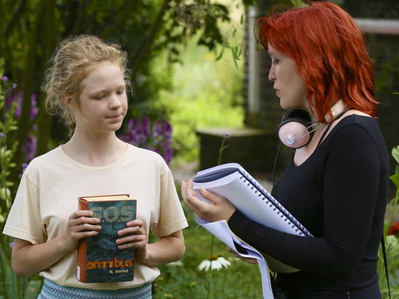 Tallulah Hazekamp Schwab (rechts) op de set. Links hoofdrolspeelster Hendrikje Nieuwerf. (c) eOne