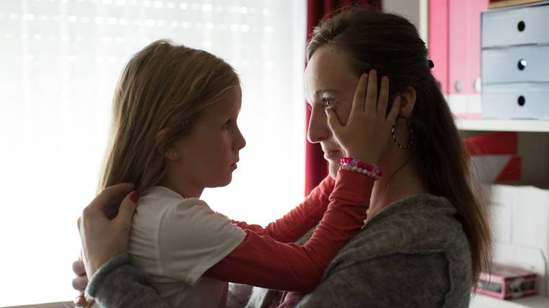 Sylvie en Eline worden gespeeld door Sara Vertongen en Esra Vandenbussche, in het echt ook moeder en dochter. Tekst loopt door onder deze afbeelding.