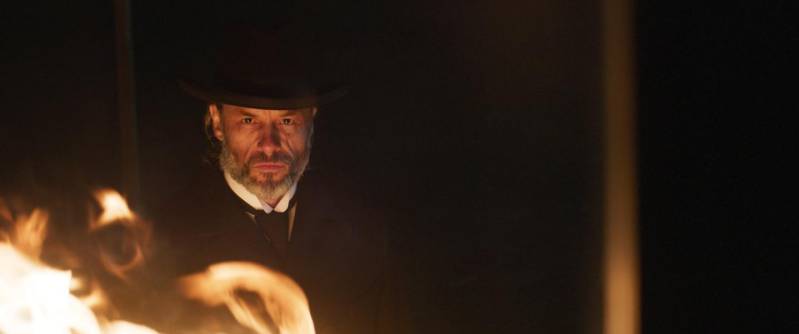 Guy Pearce als donderprekende dominee in Brimstone.