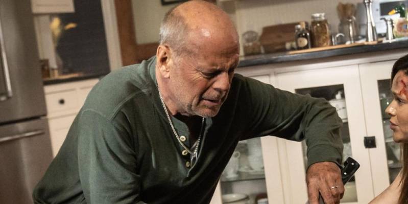 Bruce Willis en Lydia Hull in Survive the Night