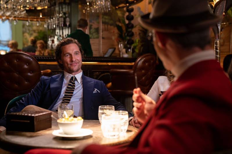 Matthew McConaughey en Jeremy Strong in The Gentlemen