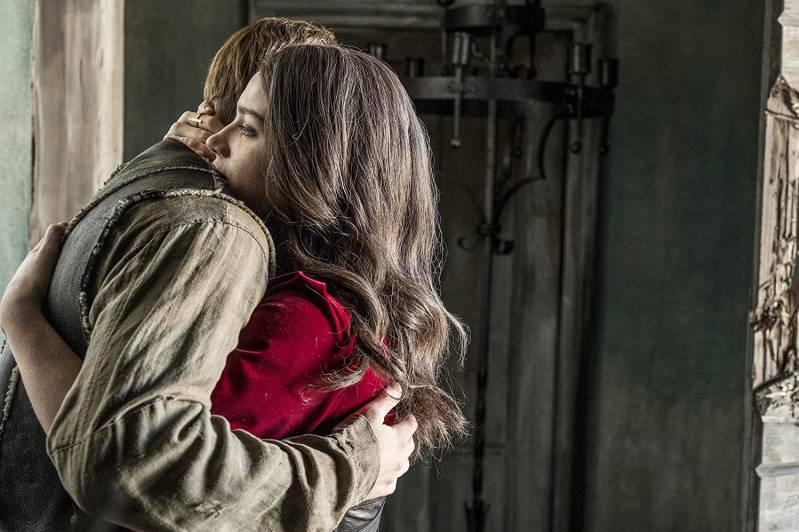 Taron Egerton en Eve Hewson in Robin Hood (2018) Lionsgate