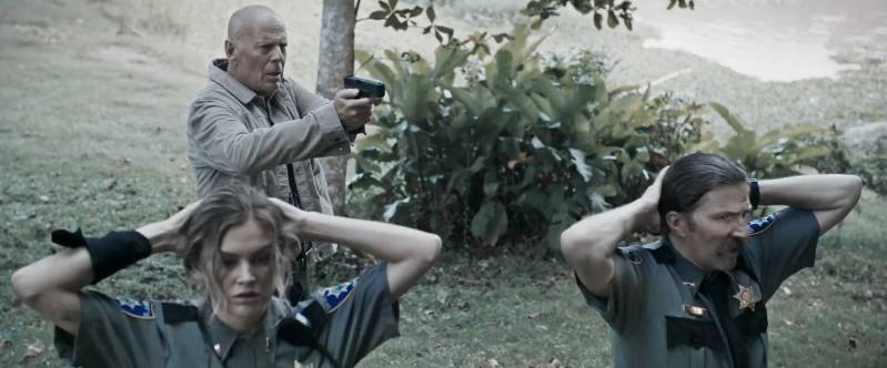 Bruce Willis, Lala Kent en Tyler Jon Olson in Out of Death