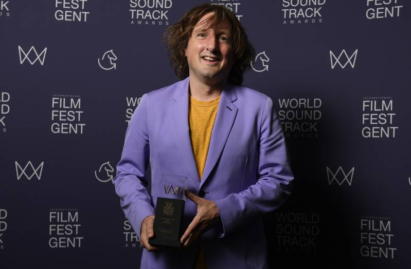 Daniel Pemberton met de de Film Composer of the Year Award (c) 2021 Film Fest Gent