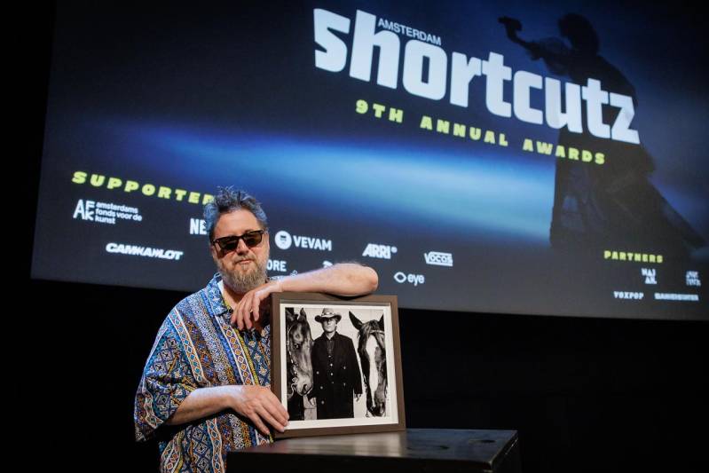 Martin Koolhoven ontvangt de Rutger Hauer Award (c) Foto Arjo Frank