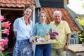 Bed & Breakfast hoofdrolspeelster Sanne Langelaar met B&B Vol Liefde kandidaten Olof en Anne (c) 2023 Annemieke van der Togt