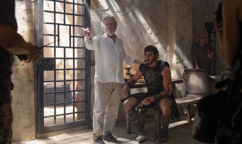 Ridley Scott en Paul Mescal in Gladiator II (2024) (c) 2024 Paramount Pictures All Rights Reserverd